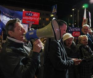 Mieszkańcy Warszawy zebrani pod siedzibą TVP przed debatą przedwyborczą