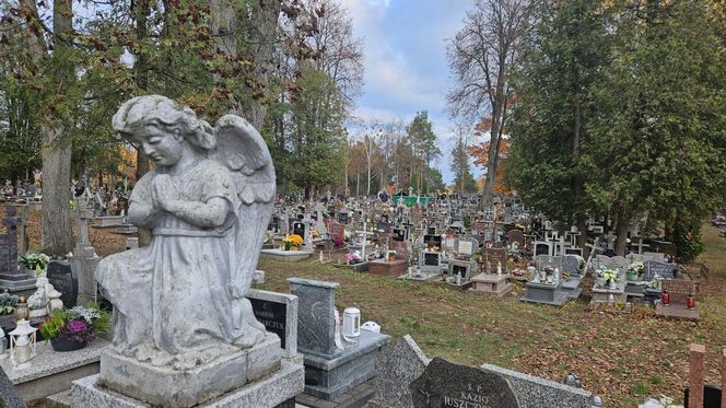 Jedyne takie miejsce na Cmentarzu Farnym w Białymstoku. "Wzgórze Anielskie" zachwyca 1 listopada [ZDJĘCIA]