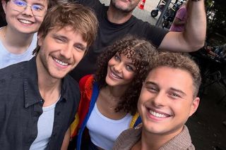 Rodzinka.pl nowy 17 sezon. Zosia (Emilia Dankwa), Kacperek (Mateusz Pawłowski), Ludwik (Tomasz Karolak), Tomek (Maciej Musiał), Kuba (Adam Zdrójkowski) na planie