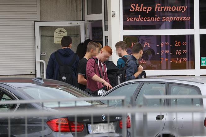 SKLEPIK PADA, A UCZNIOWIE OBJADAJĄ SIĘ PIZZĄ.