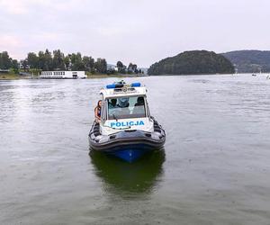 Policjanci nad Jeziorem Rożnowskim przypominali o bezpieczeństwie nad wodą 