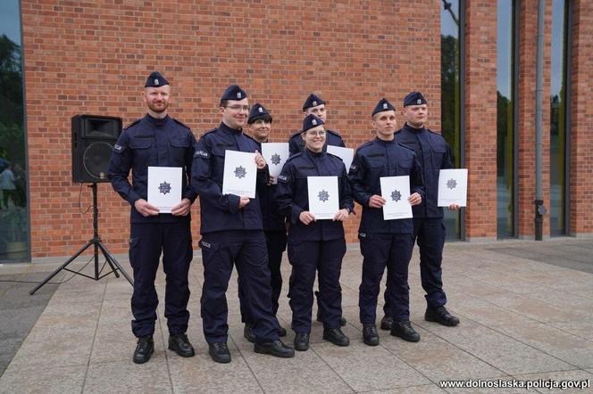 Dolnośląska policja przyjęła aż 37 nowych funkcjonariuszy. Zobacz zdjęcia i nagranie ze ślubowania