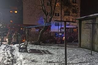 Nie żyje mężczyzna wyniesiony z płonącego mieszkania. Kilkadziesiąt minut walczyli o jego życie