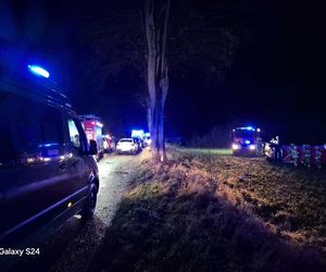 15-latek i 16-latka nie żyją! Volkswagen z grupą nastolatków roztrzaskał się na drzewie pod Szczecinkiem [ZDJĘCIA]