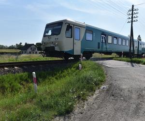 Łukasz miał tylko kilometr do domu. Zginął pod kołami pociągu na niestrzeżonym przejeździe