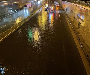Burza zamknęła trasę S8. Woda godzinami stała na ulicy