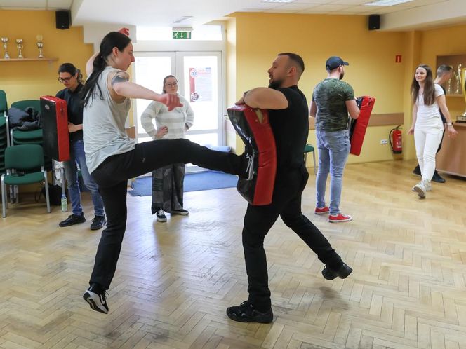 Odpowiedź na bandyckie ataki na ratowników medycznych w Warszawie. Przeszli ostre szkolenie