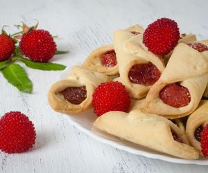 Malinowe kołaczki. Prosty przepis na kruche ciasteczka z dżemem