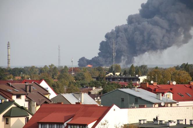 Pożar w Legionowie - ZDJĘCIA: Płonie hala z tworzywami sztucznymi przy ul. Sikorskiego