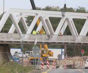 Pociągi znów jeżdżą do Nieporętu i Radzymina. Nowy wiadukt w Wieliszewie gotowy 