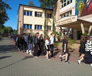 100 par zatańczyło poloneza na 100-lecie siedleckiego Ekonomika