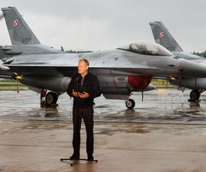 Donald Tusk w bazie lotnictwa w Łasku