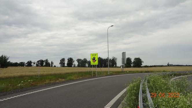 Mają ostrzegać kierowców. Przy autostradach i drogach ekspresowych stoją tablice „STOP - Zły kierunek”