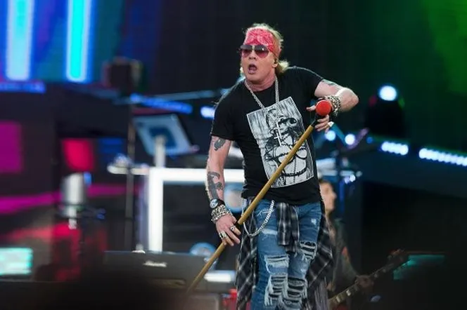 Fanka twierdzi, że została uderzona mikrofonem w twarz na koncercie Guns N' Roses! Jak do tego doszło?