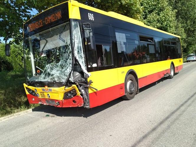 Tragedia niedaleko Kielc. Autobus MZK zderzył się z autem osobowym. W wypadku zginęła kobieta 