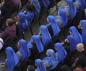 Hołdy na Placu Świętego Piotra.