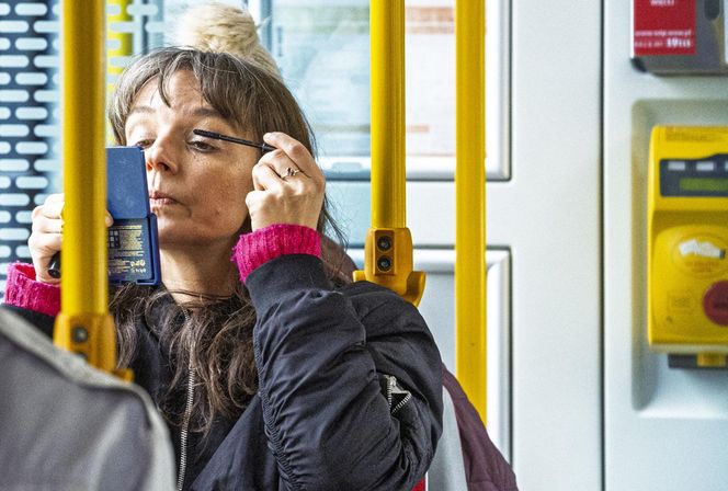 Jachira maluje się w tramwaju