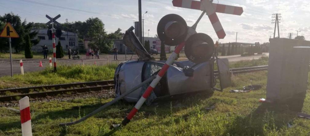 Koszmar w Dragaczu. Samochód osobowy zmasakrowany przez pociąg