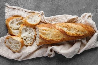 Smakują jak z paryskiej piekarni. Najlepsze bagietki piekę w domu 