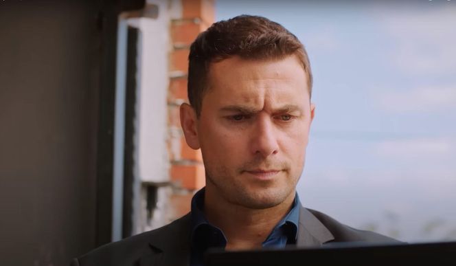 Hulya pokazuje Kuzeyowi filmik Alpera.