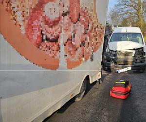 Bus uderzył w osobówkę