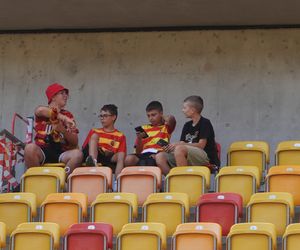 Pożegnianie Murawy na Chorten Arenie. Jagiellonia Białystok rozdaje boisko swoim kibicom