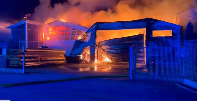 Ogromny pożar w Kaninie. Płonie zakład meblarski, na miejscu pracuje 100 strażaków