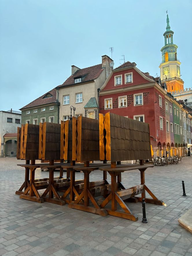 Przygotowania do Jarmarku Świątecznego na Starym Rynku w Poznaniu