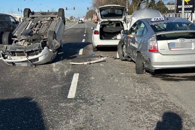 Dachowanie na Bemowie po zderzeniu trzech aut