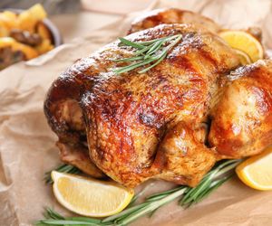 Chrupiąca skórka i soczyste mięso. Kurczak z cytrynami smakuje obłędnie 