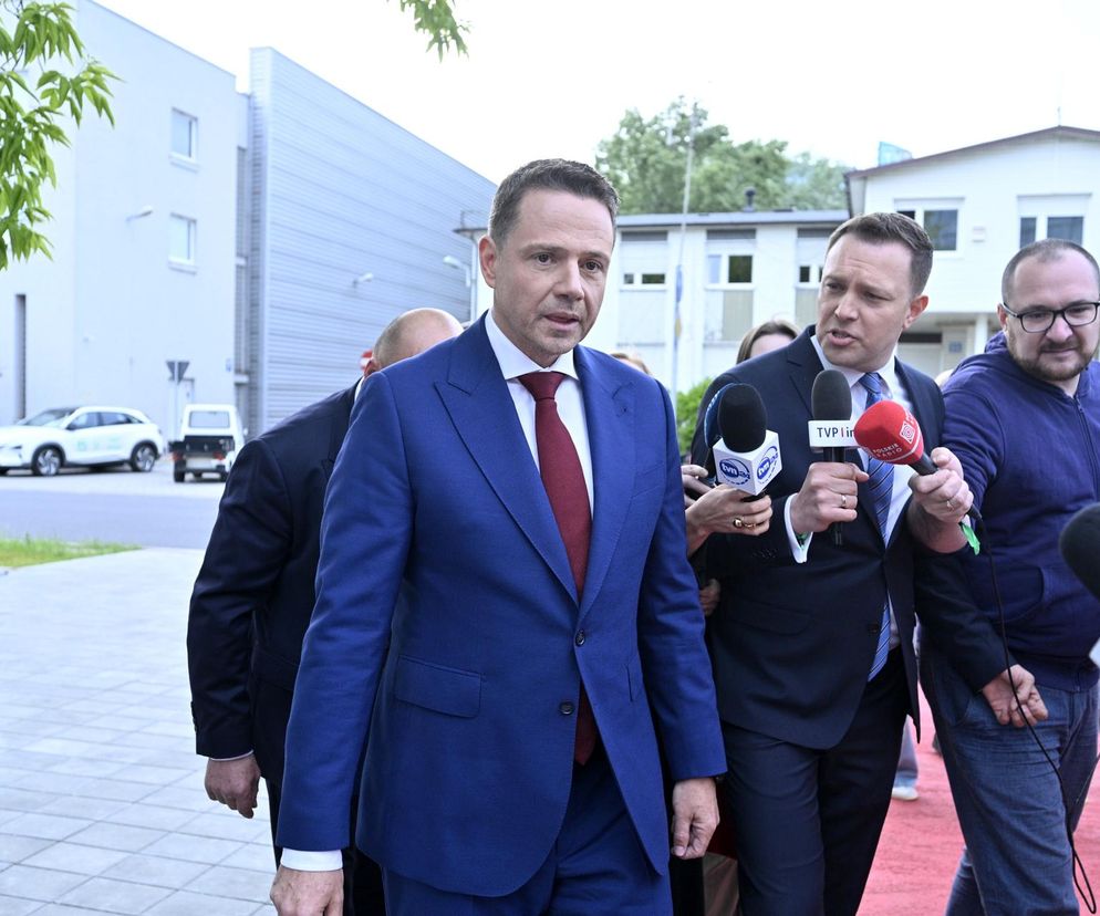 Wielkie wejście Trzaskowskiego do TVP. Zdjęcia uchwyciły każdy krok