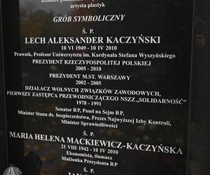 Grób Kaczyńskich góruje nad innymi 