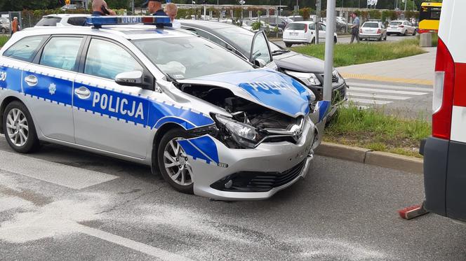 Roztrzaskany radiowóz na Ursynowie. Policjanci uderzyli w osobówkę