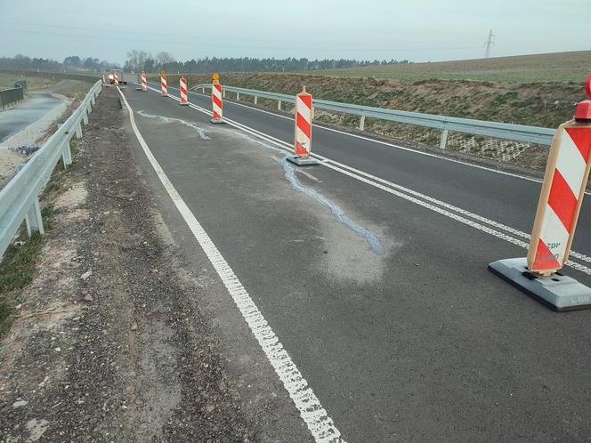 Zapadł się asfalt na nowej drodze z Osiecznej do Goniembic