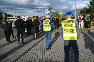 Premier reaguje na doniesienia o migrantach. Szykuje odprawę z SG, wojskiem i policją