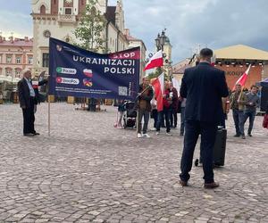 Anty-ukraińska pikieta na Rynku w Rzeszowie zagłuszona przez próby do koncertu Breakout Days	
