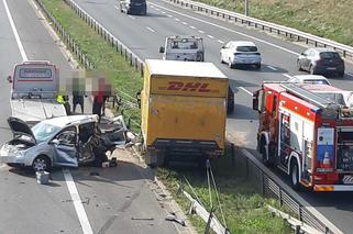 Horror na S2. Ciężarówka zmiażdżyła auto, dwie osoby zakleszczone w środku