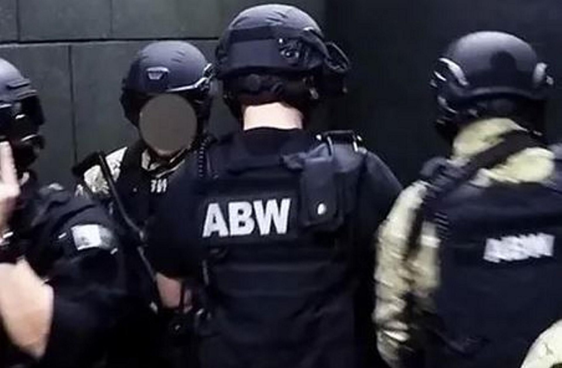 Nawrocki oskarża służby, ABW zapowiada pozew