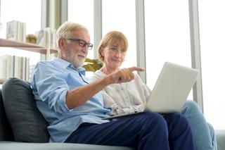 Seniorzy są cyfrowo wykluczeni, ale to się zmieni. Teraz ma kto zadbać o ich edukację