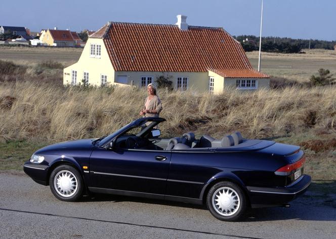 Saab 900 Cabriolet: duże dwudrzwiowe auto z miękkim dachem wytwarzane od 1984 do 1993 r. Pod maską dostępna szeroka paleta silników 2-litrowych, o mocach od 100 do 185 KM. Koszt to okolice 10 tys. zł.