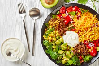 Przepyszna sałatka taco: idealna na imprezy i dla tych, co na diecie KETO