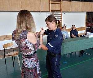 Dzieci z siedleckiej Ósemki chętnie uczestniczyły w zajęciach z policjantami