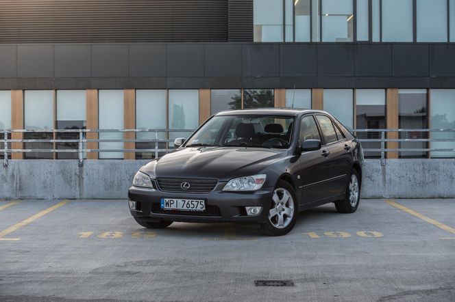 Lexus IS 200 - za i przeciw