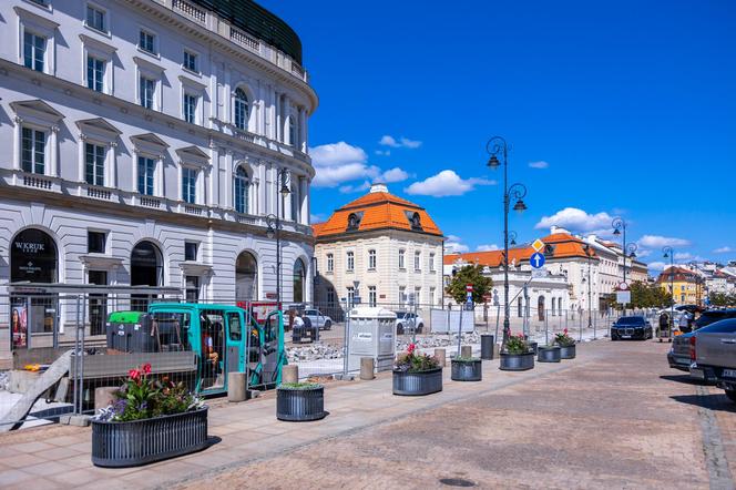 Remont nawierzchni Krakowskiego Przedmieścia w Warszawie w 2024 r.