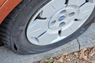 Nieznany sprawca przebija opony w samochodach zaparkowanych przy ul. Białobrzeskiej 