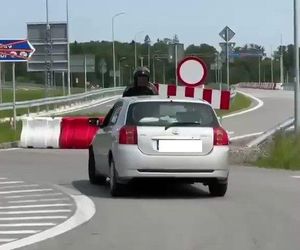 „Wziął na maskę” motocyklistę, który chciał go zatrzymać, gdy jechał wężykiem