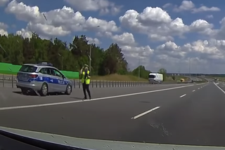 Policjanci mierzyli prędkość na dwupasmówce. To mogło skończyć się tragedią - WIDEO