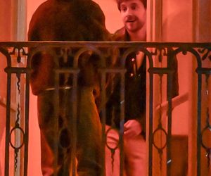 Maciej Musiał całował ukochaną na balkonie