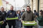 Szymon Hołownia rozdaje pączki