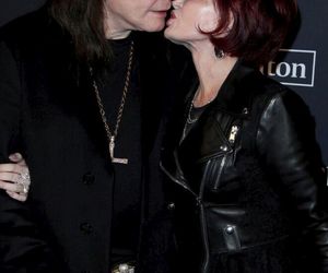 Miłość, która przetrwała piekło. Historia Ozzy’ego i Sharon Osbourne – toksyczna, szalona i prawdziwa